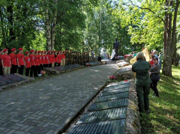 Ошта вологодская область. Село Ошта Вытегорского района. Мемориал Скорбящая мать Ошта. Мемориал в Оште Вологодской области. Вологодская область Оштинский район мемориал Скорбящая мать.